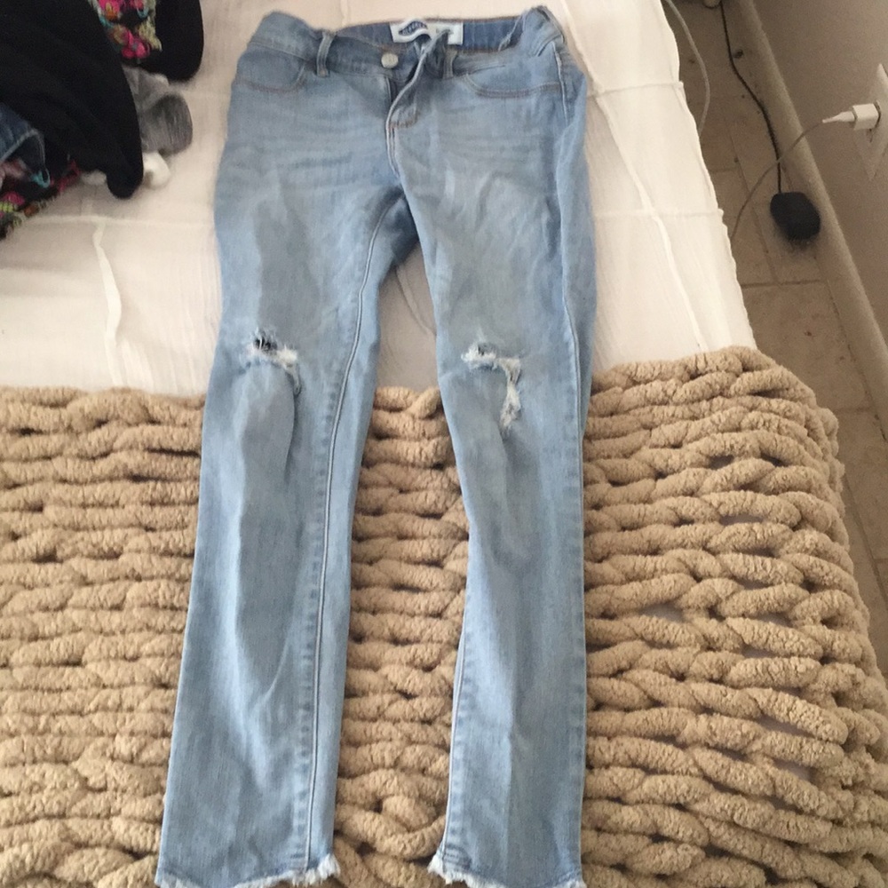 Light wash small ripped jeans